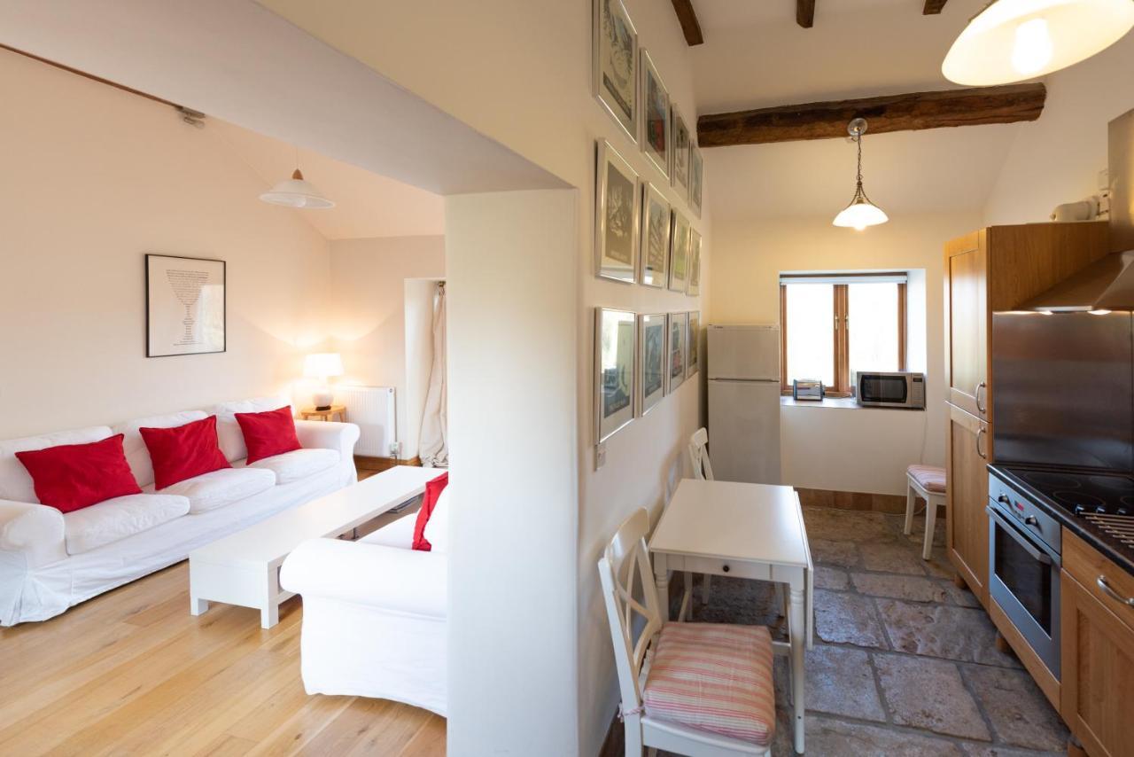 Вилла Whitley Coach House Экстерьер фото