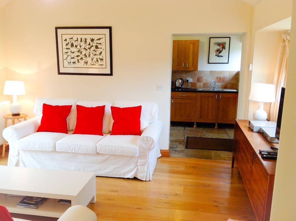 Вилла Whitley Coach House Номер фото