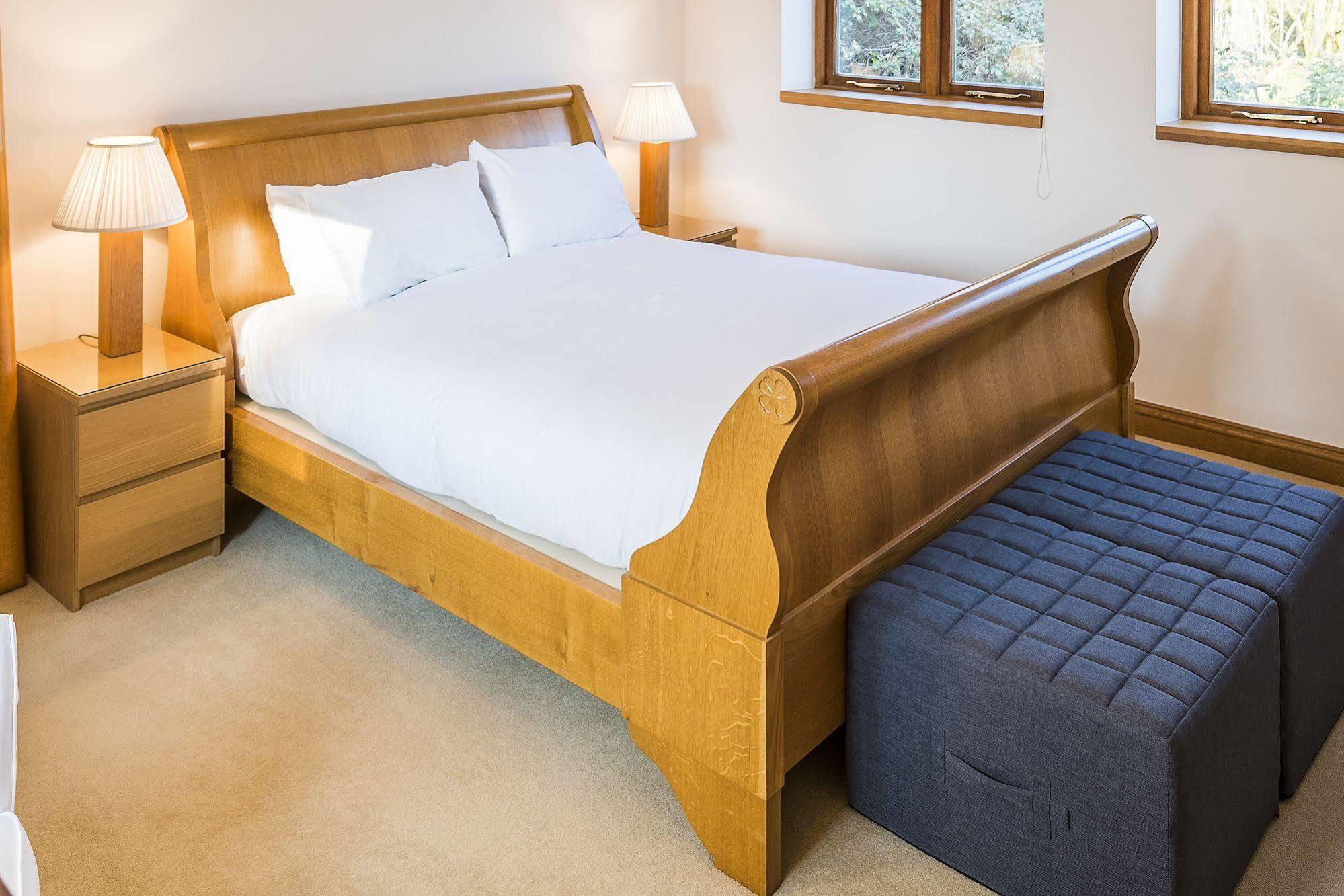 Вилла Whitley Coach House Экстерьер фото